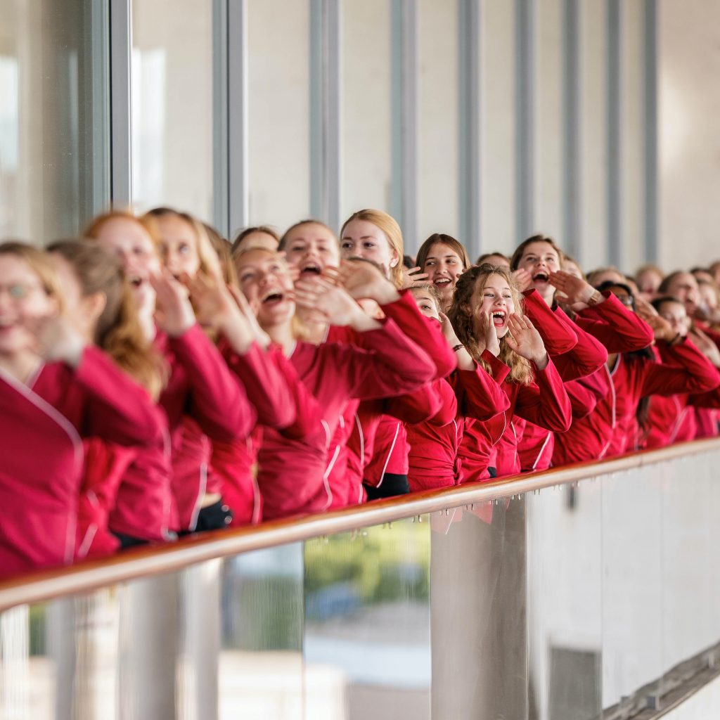 Mädchenchor Hamburg auf dem Balkon vom Konzerthaus Foto: Jan Karow